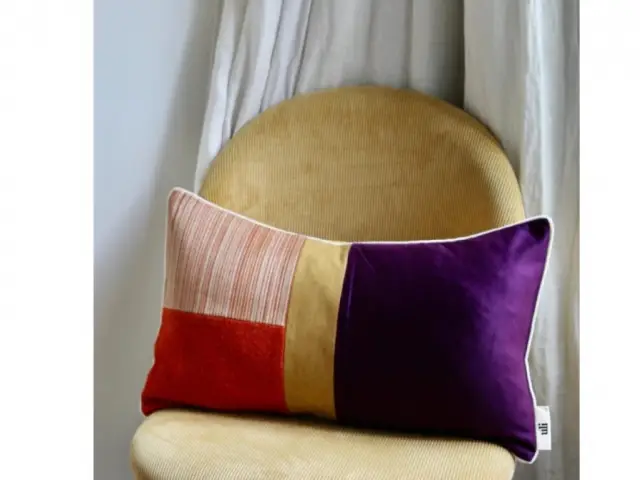 Le coussin Le Albert est fabriqué à partir d'un mélange de matières <i>upcyclées</i>