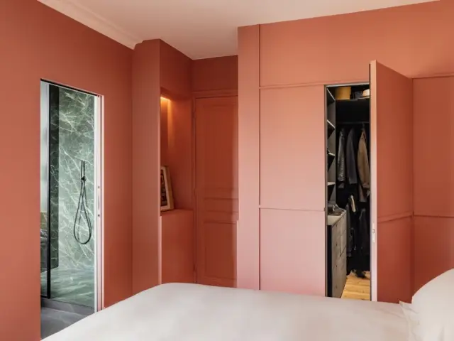 Une chambre aux allures de suite d'hôtel