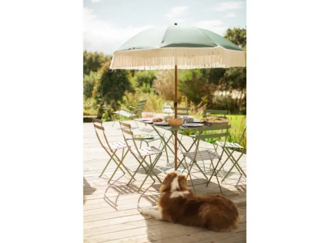 Une grande terrasse fait le tour de la maison