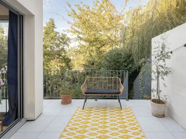 La terrasse offre une vue plongeante sur le jardin