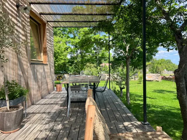 Une terrasse où il fait bon se détendre sous les canisses