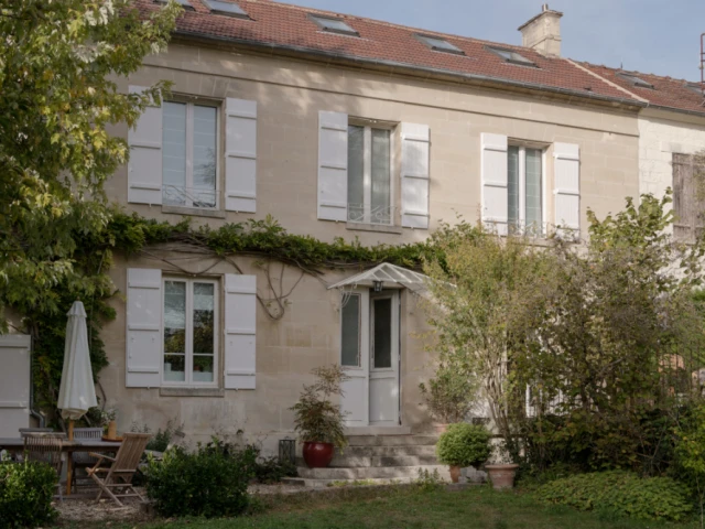 La façade de cette maison bourgeoise contraste avec l'intérieur