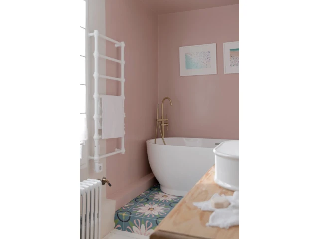 La salle de bain s'habille de rose, de blanc et de bleu