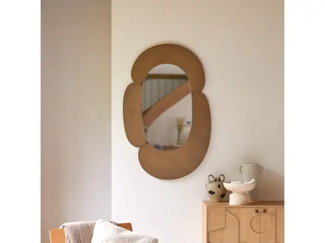 Un miroir en bois on ne peut plus design