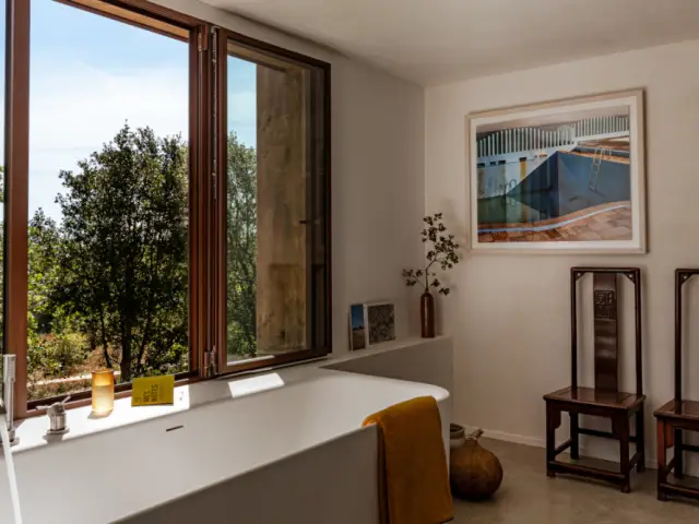 De la baignoire de cette salle de bain, on aperçoit le Mont Ventoux