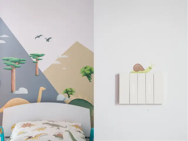 Dans la chambre d'enfant, le total look dinosaure est de mise