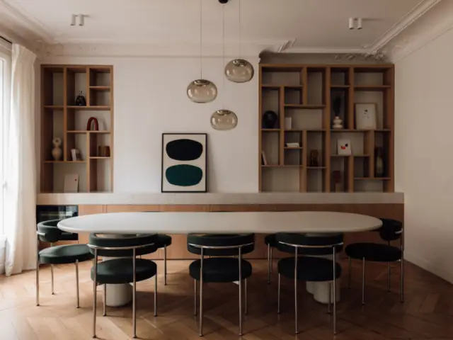 Une bibliothèque intégrée à la salle à manger