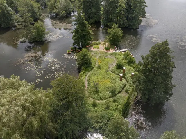 Lors du "Festival international de jardins / Hortillonnages Amiens", 50 créations paysagères sont à découvrir à pied ou en barque