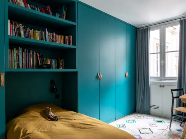 Une chambre avec une bibliothèque