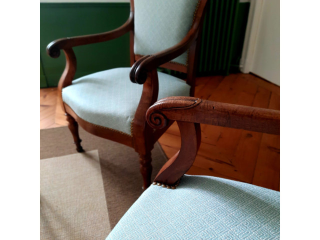 Les fauteuils dit "de capitaine" ont été restaurés par la mère de Laureen Goüin 