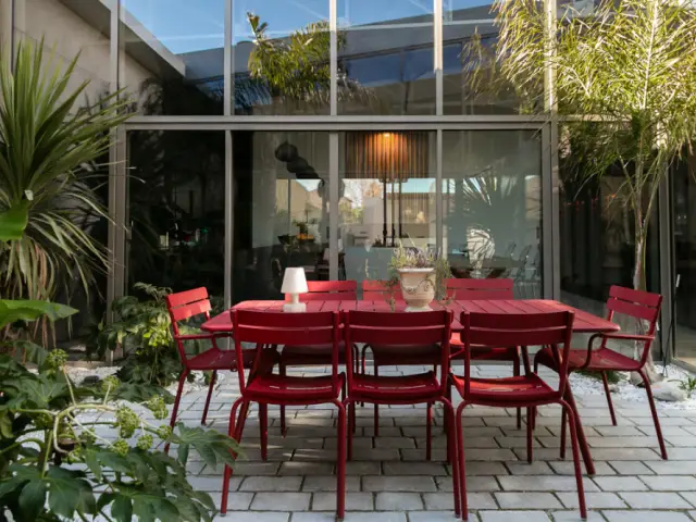 Faire entrer la lumière grâce au patio situé entre la cuisine et le salon