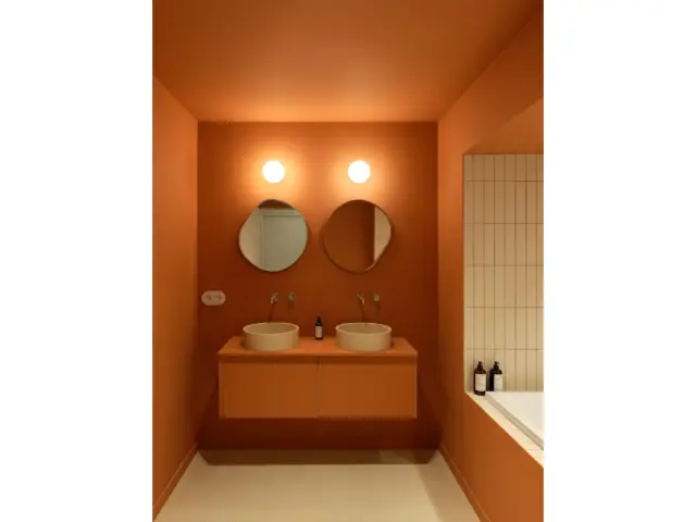 Une salle de bain dans les tons terracotta