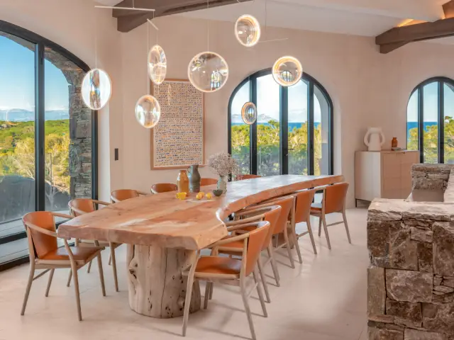 Une table sur mesure dans la salle à manger