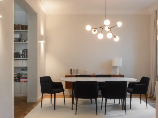 Une salle à manger avec une table en marbre