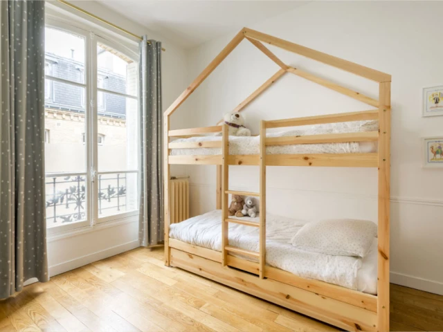 La chambre d'enfants avec son lit cabane