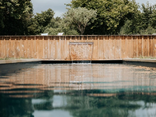 Un jardin avec piscine au milieu des champs