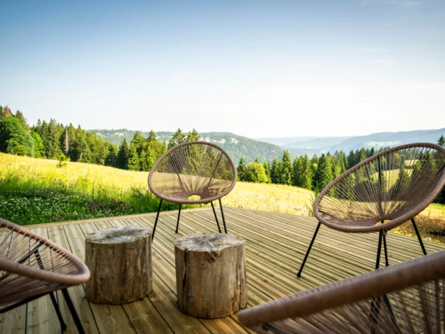 Une terrasse avec vue sur les montagnes