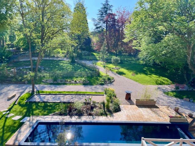 Une piscine à débordement