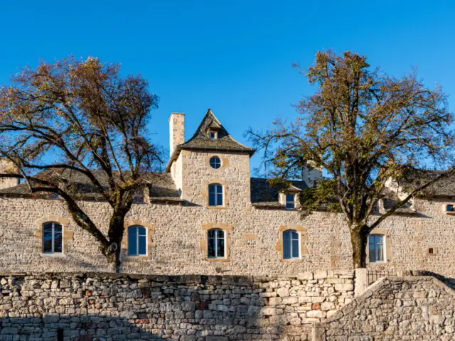 Sur la façade, toutes les pierres ont été nettoyées et rejointées une à une