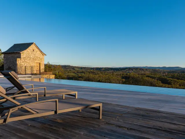 Une piscine avec une vue panoramique