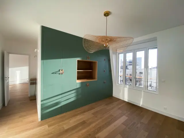 Une chambre avec des rangements 