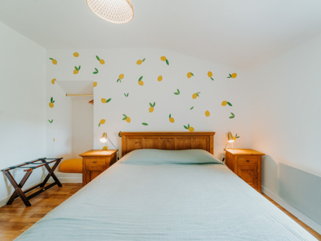 Une chambre avec des citrons