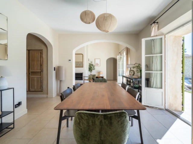 Une salle à manger avec vue sur la piscine