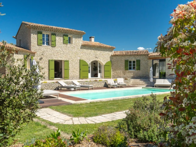 Une terrasse au bord de la piscine