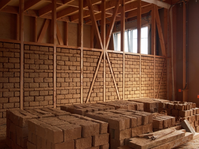 Eco-rénovation : Une paroi intérieureen brique de terre - Esprit