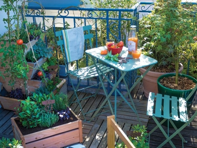 Aménager un balcon avec des plantes et une table - Côté Maison