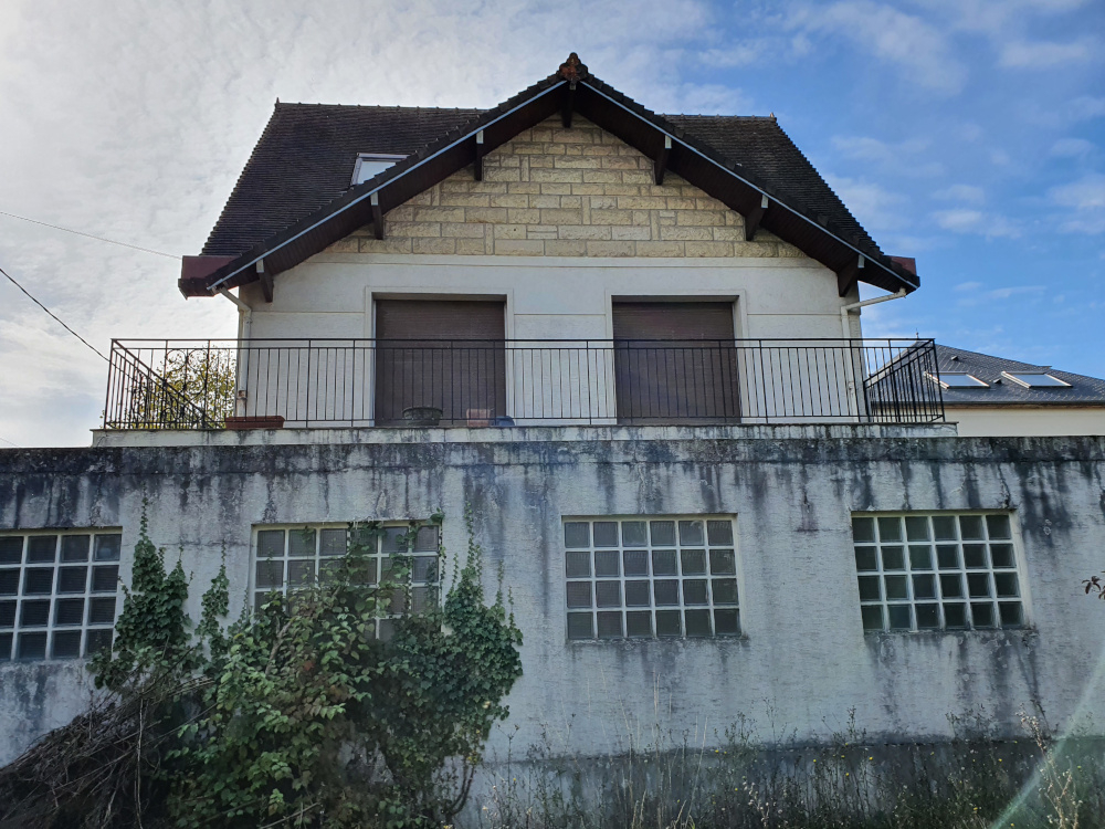 Dans cette maison des années 60, les pièces de vie étaient à l'étage, le rez-de-chaussée étant réparti entre un garage et un ancien atelier