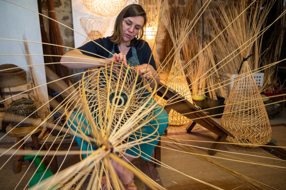 Avec poésie, Alexandra Ferdinande revisite l'art de la vannerie 