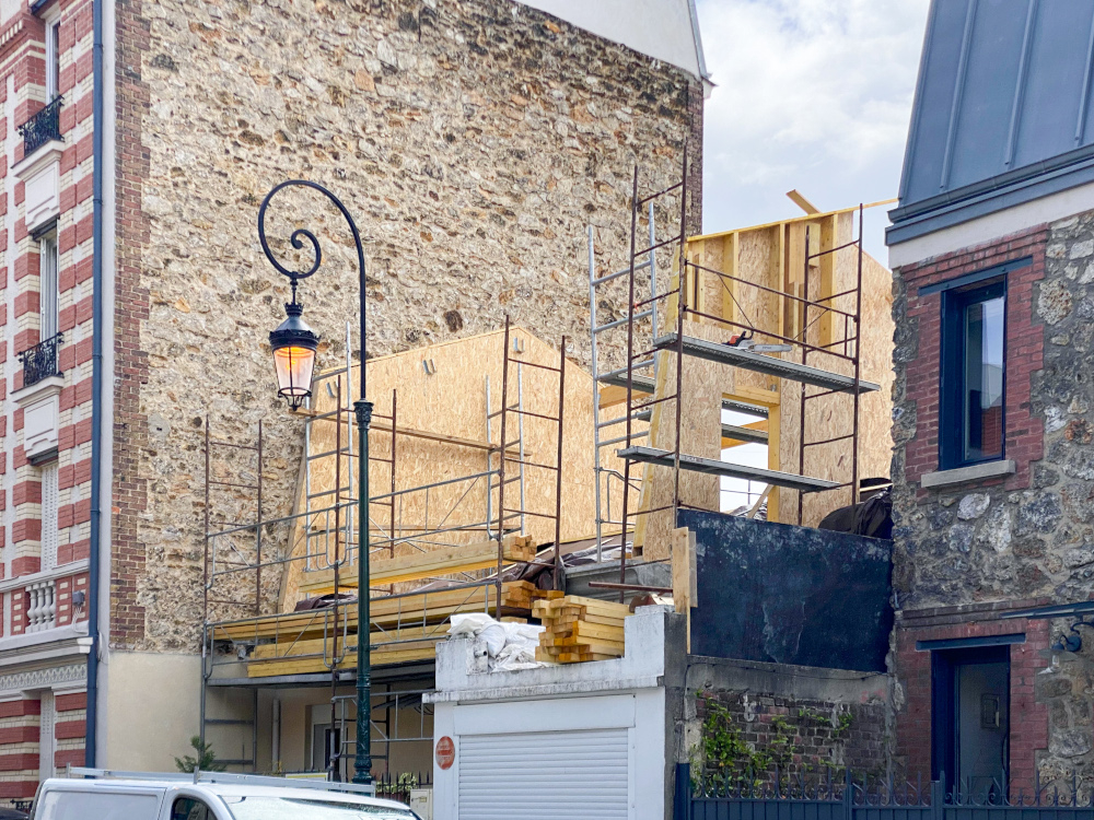 Lors de la construction de l'ossature bois qui sera ensuite recouverte de zinc