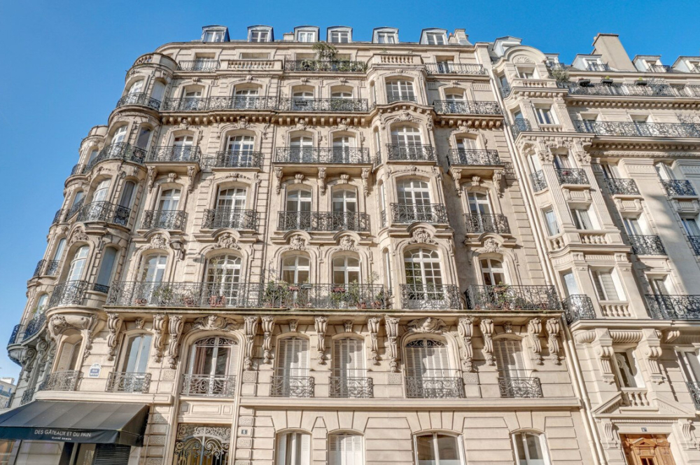 Un appartement au potentiel inexploité niché au 6e étage d'un immeuble haussmannien